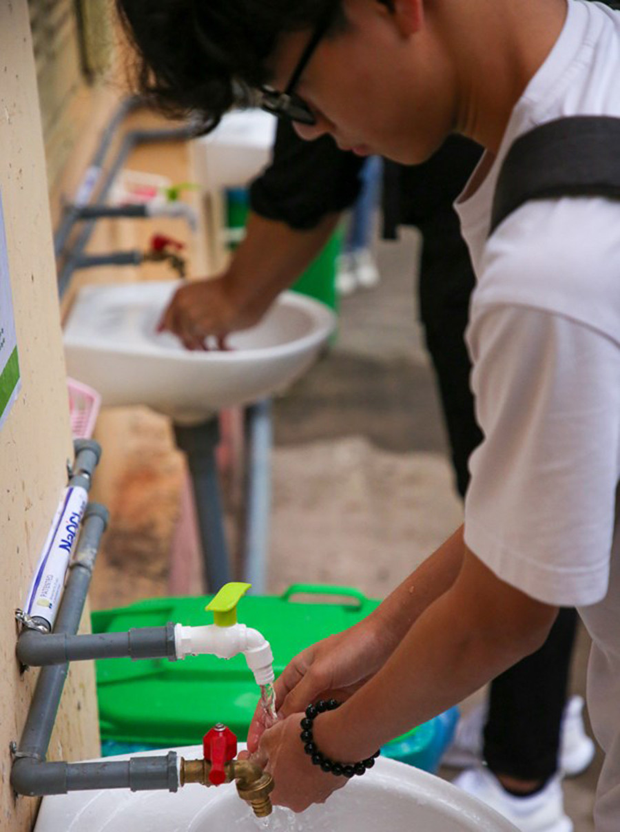 Đủ 'chiêu' phòng dịch ngày đầu tiên sinh viên Hà Nội trở lại giảng đường ảnh 14