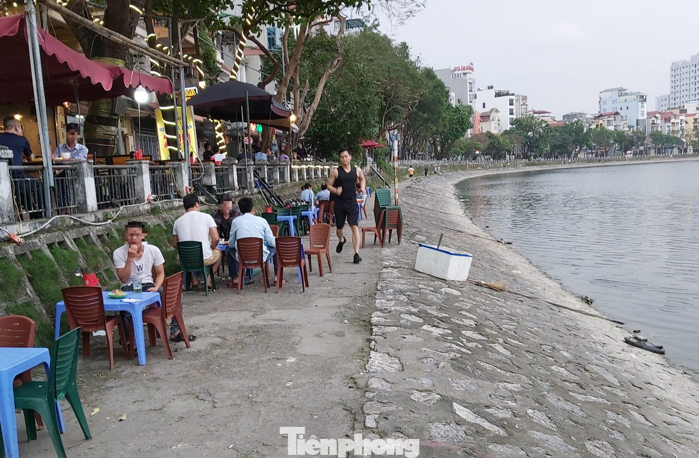 Quán bia ở Hà Nội tràn vỉa hè, đông đúc giữa dịch COVID-19 ảnh 3