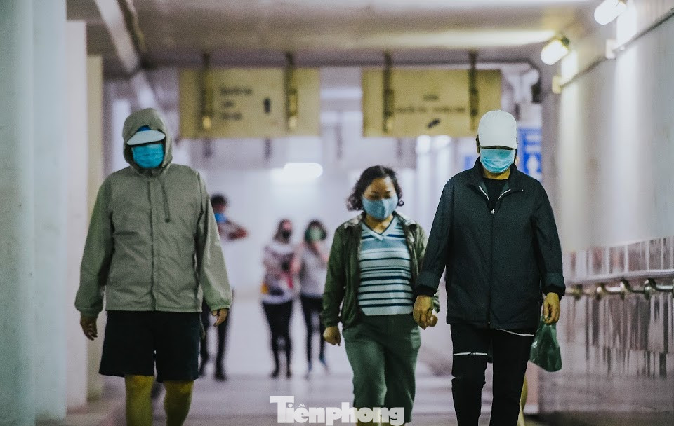 Người dân Thủ đô xuống hầm đi bộ tập thể dục trong mùa COVID-19 ảnh 2