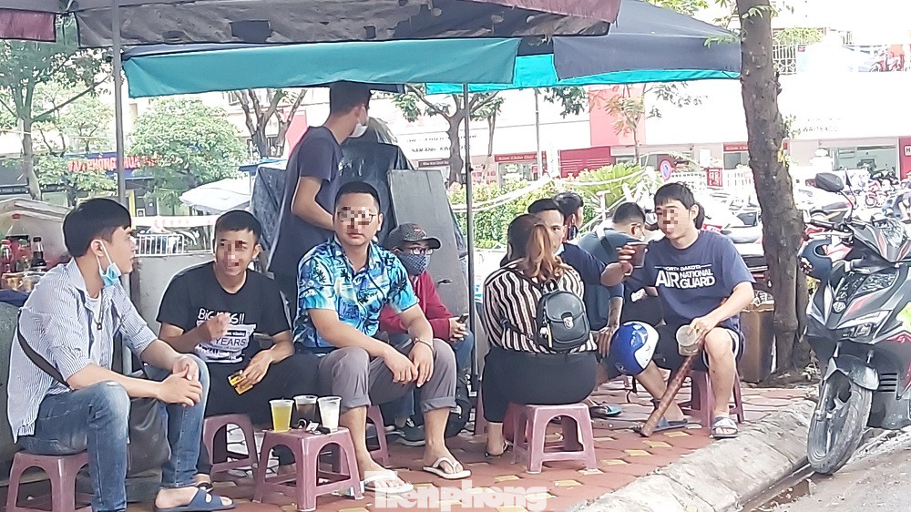 Người Hà Nội vẫn 'bám trụ' trà đá vỉa hè, không đeo khẩu trang ảnh 1