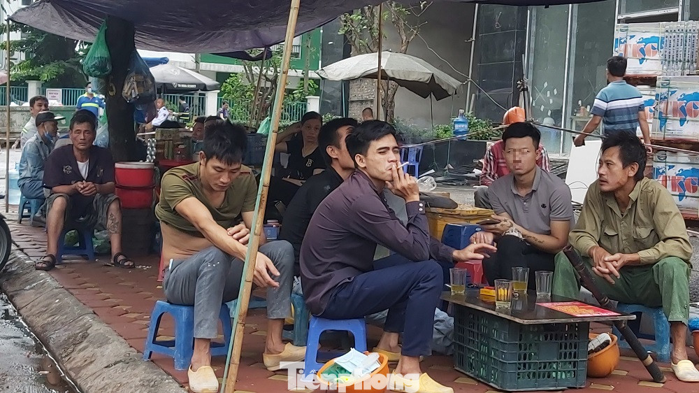 Người Hà Nội vẫn 'bám trụ' trà đá vỉa hè, không đeo khẩu trang ảnh 2