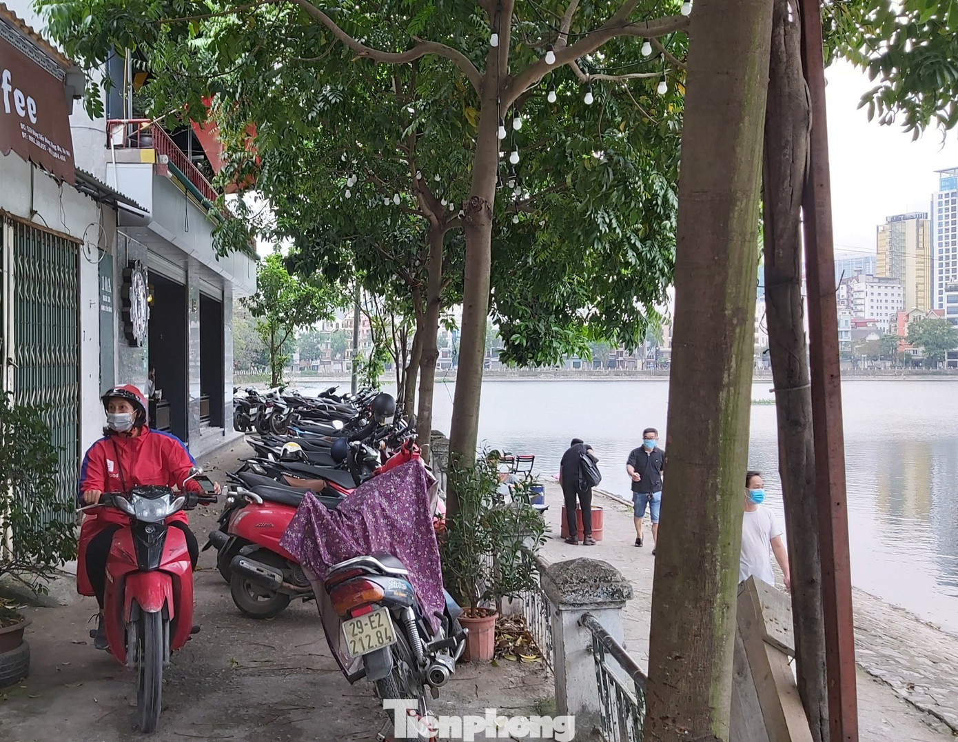 Quán bia ở Hà Nội tràn vỉa hè, đông đúc giữa dịch COVID-19 ảnh 5