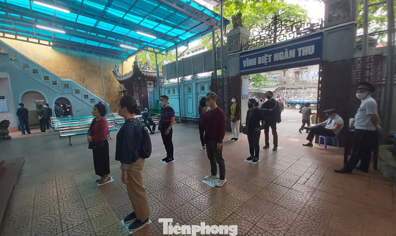 Những đám tang ngắn gọn trong thời gian ‘giãn cách’ chống dịch COVID-19 ở Hà Nội ảnh 7