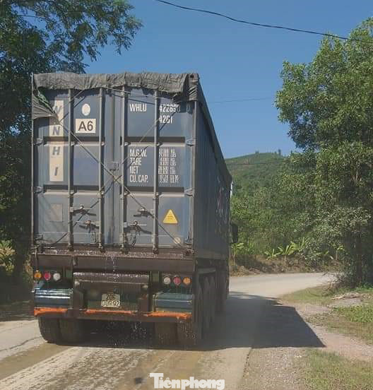 Ẩn họa từ việc 'hô biến' container thành xe ben phá đường ảnh 1