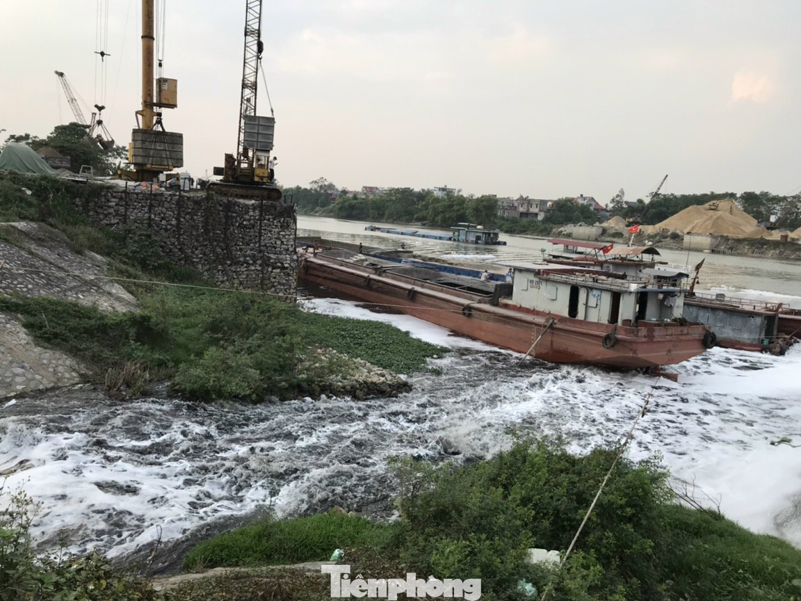 Ghê sợ dòng kênh đen sủi bọt đổ ra sông lớn ở Bắc Ninh ảnh 8