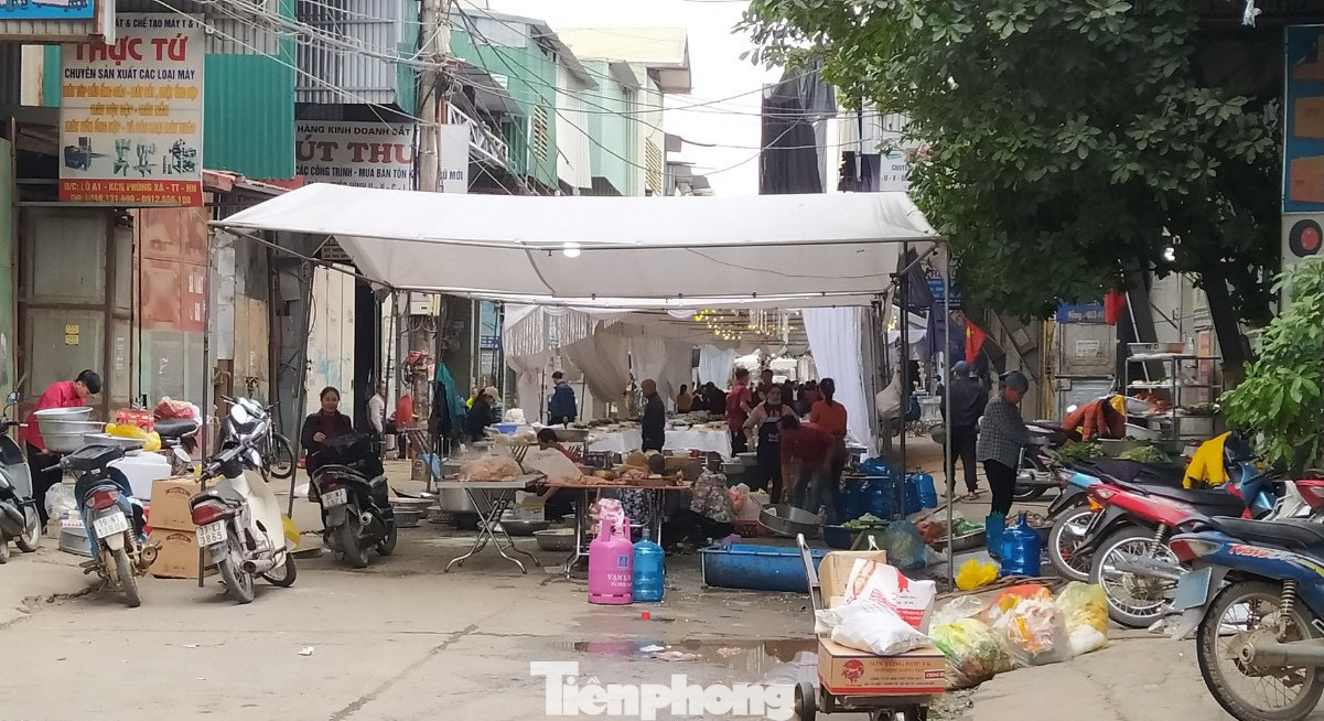 Gần Tết, Hà Nội nở rộ dựng rạp đám cưới giữa lòng đường ảnh 2