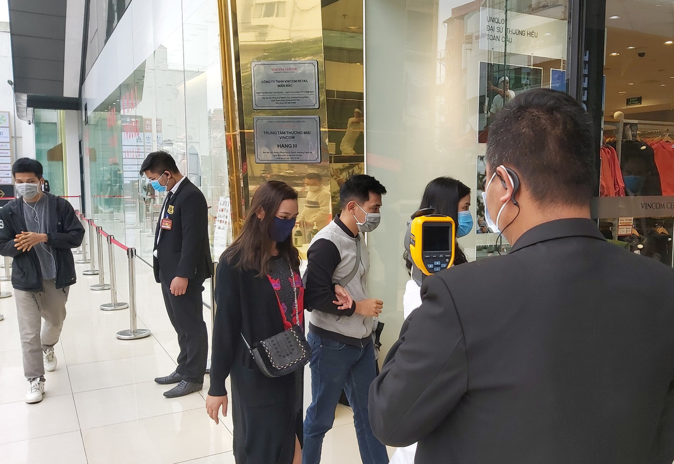 Bất chấp rủi ro dịch Covid 19, người dân vẫn xếp hàng mua đồ Uniqlo ảnh 4