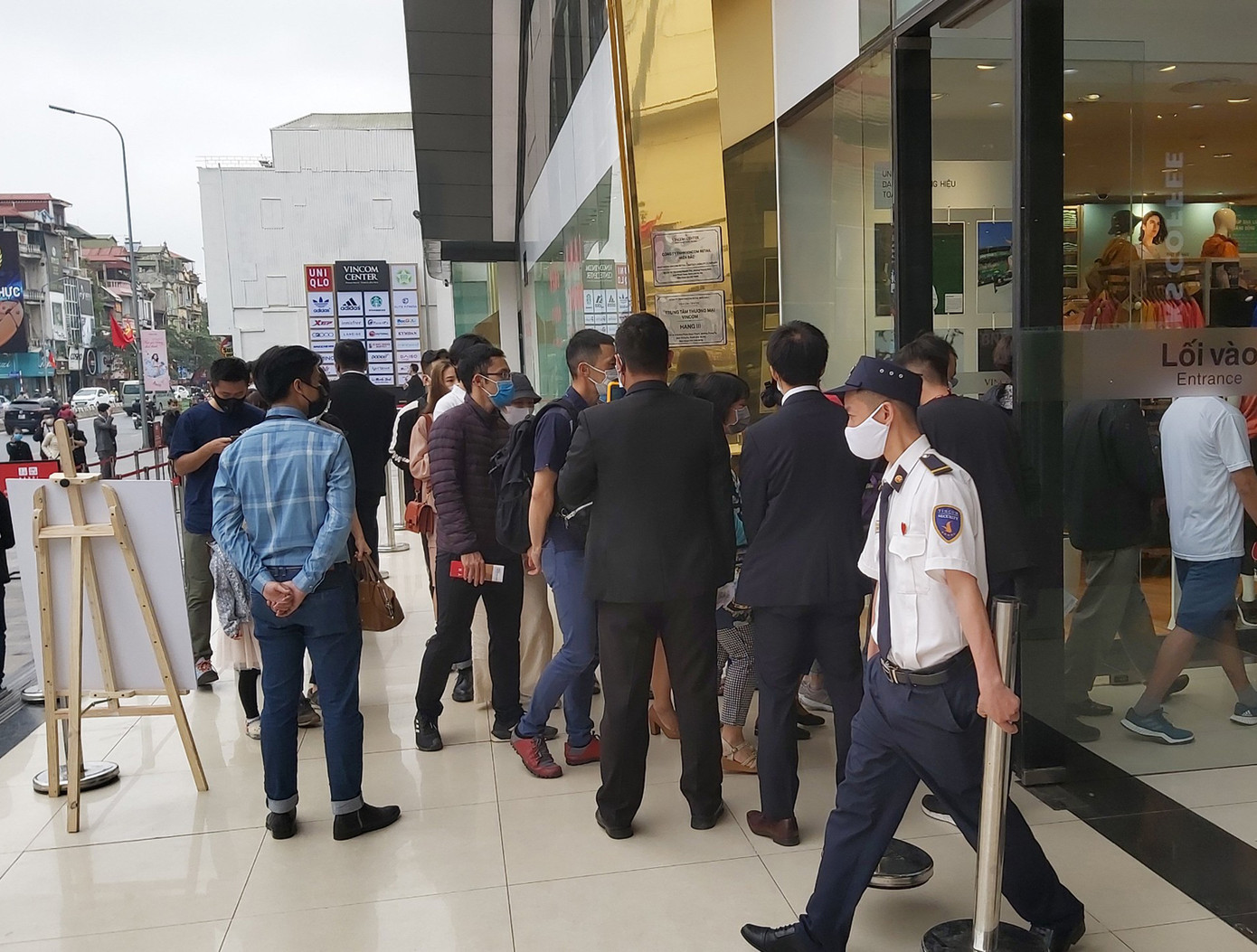 Bất chấp rủi ro dịch Covid 19, người dân vẫn xếp hàng mua đồ Uniqlo ảnh 1