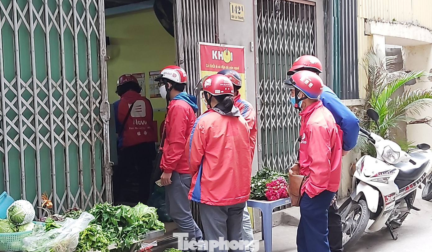 Shipper vừa giao hàng vừa nơm nớp lo nhiễm COVID-19 ảnh 2