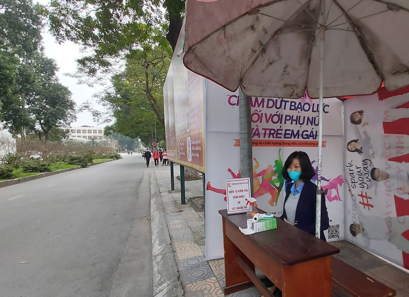 Đủ 'chiêu' phòng dịch ngày đầu tiên sinh viên Hà Nội trở lại giảng đường ảnh 2