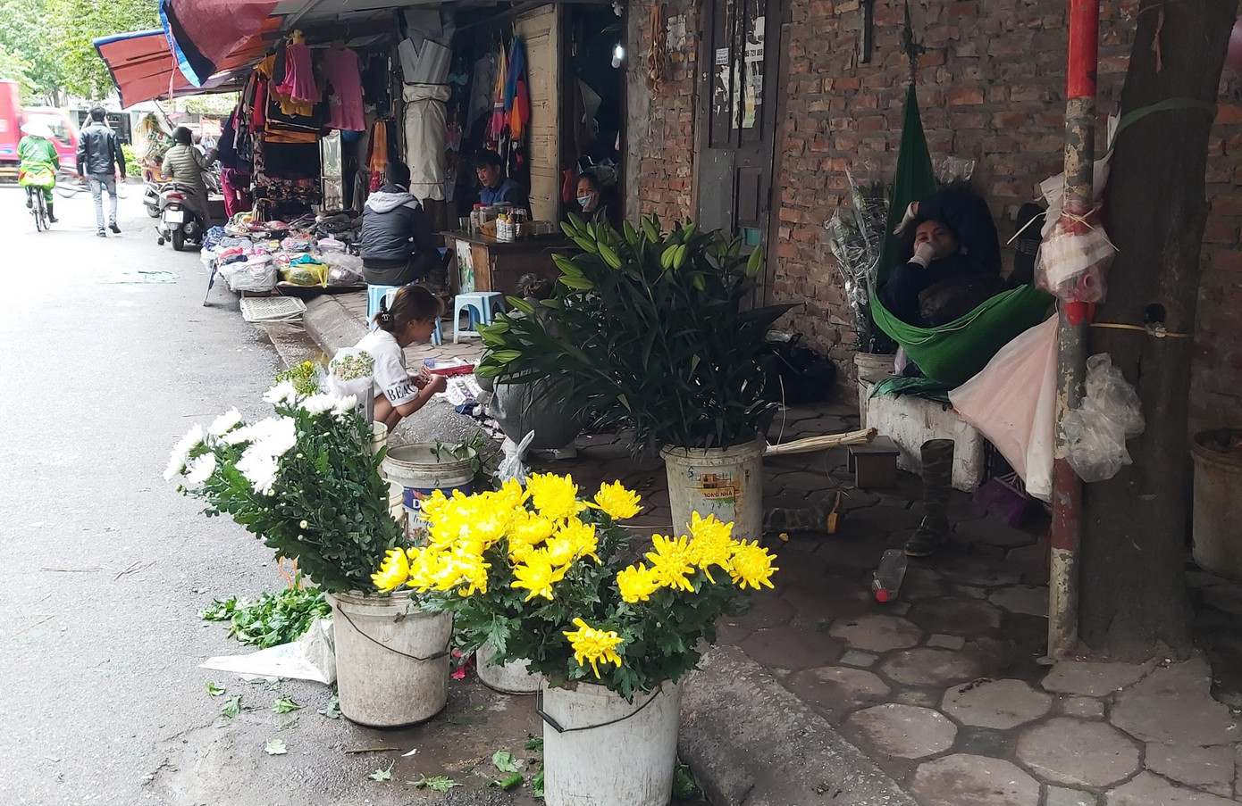 Giữa dịch Covid, làng hoa, cửa hàng hoa heo hắt trước ngày 8/3 ảnh 10
