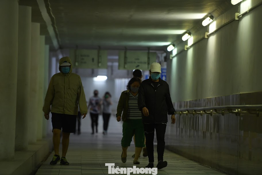 Người dân Thủ đô xuống hầm đi bộ tập thể dục trong mùa COVID-19 ảnh 6