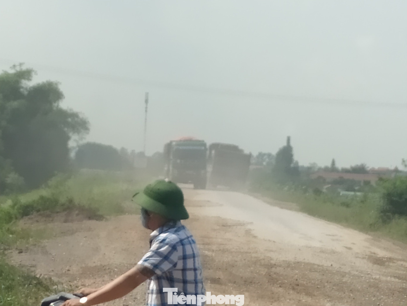 Xe quá tải, cơi nới tung hoành, tàn phá đê sông Hồng đoạn qua Hà Nội ảnh 5