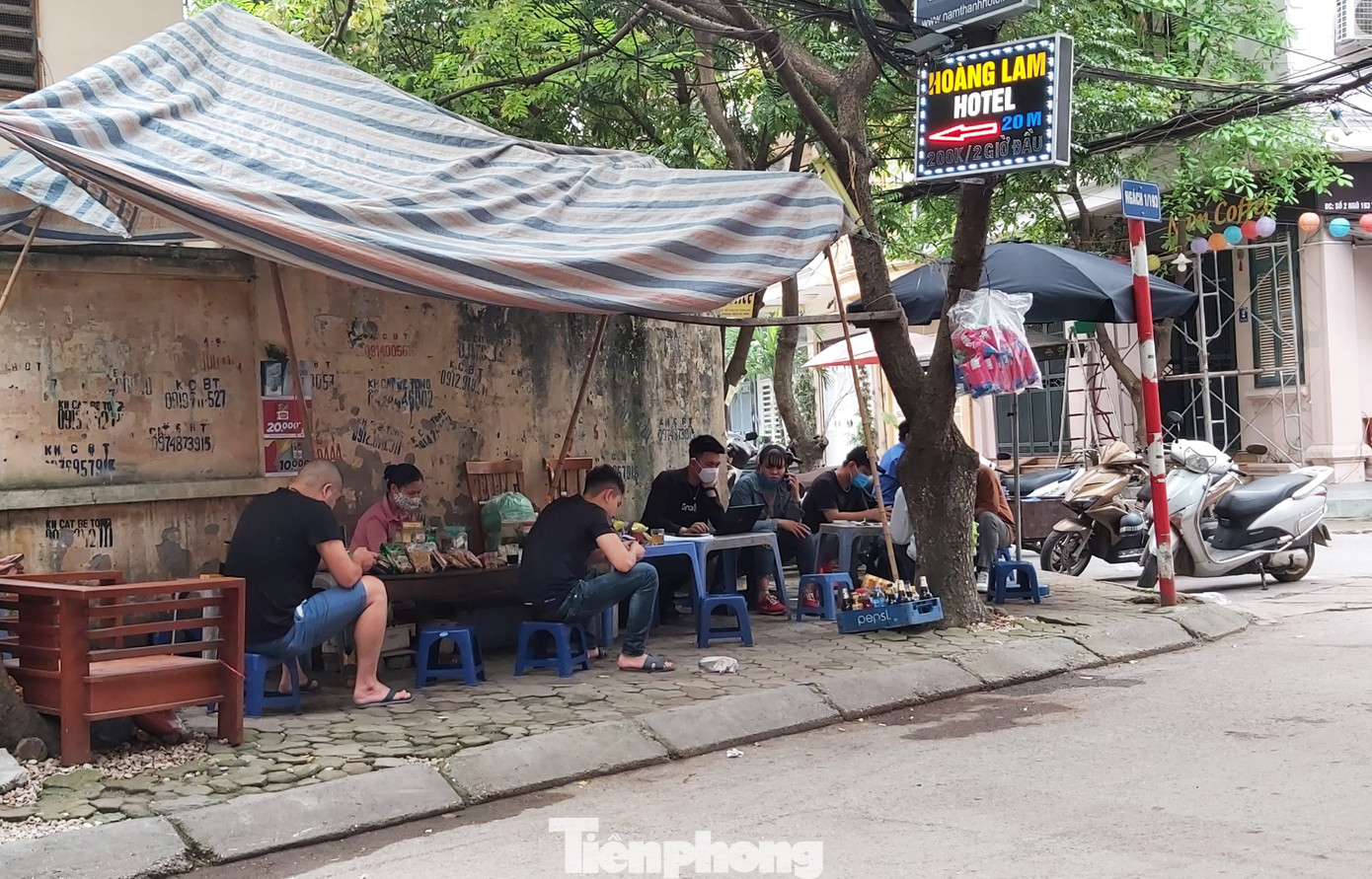 Bất chấp khuyến cáo, trà đá vỉa hè Hà Nội vẫn tấp nập khách ảnh 3