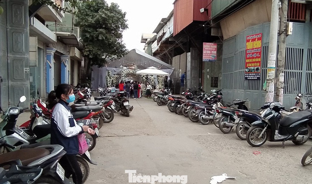 Gần Tết, Hà Nội nở rộ dựng rạp đám cưới giữa lòng đường ảnh 5