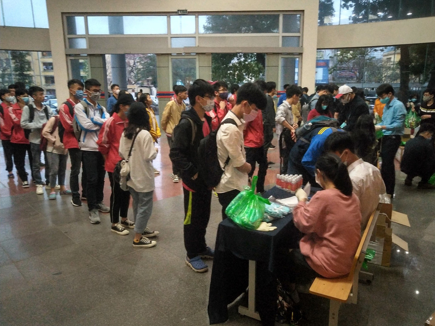 Đủ 'chiêu' phòng dịch ngày đầu tiên sinh viên Hà Nội trở lại giảng đường ảnh 3