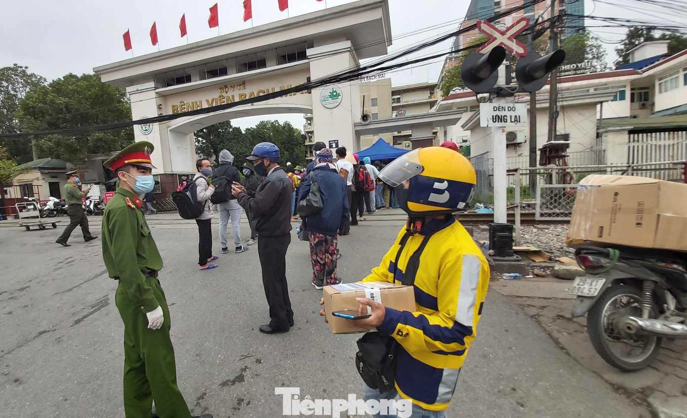 Shipper vừa giao hàng vừa nơm nớp lo nhiễm COVID-19 ảnh 4