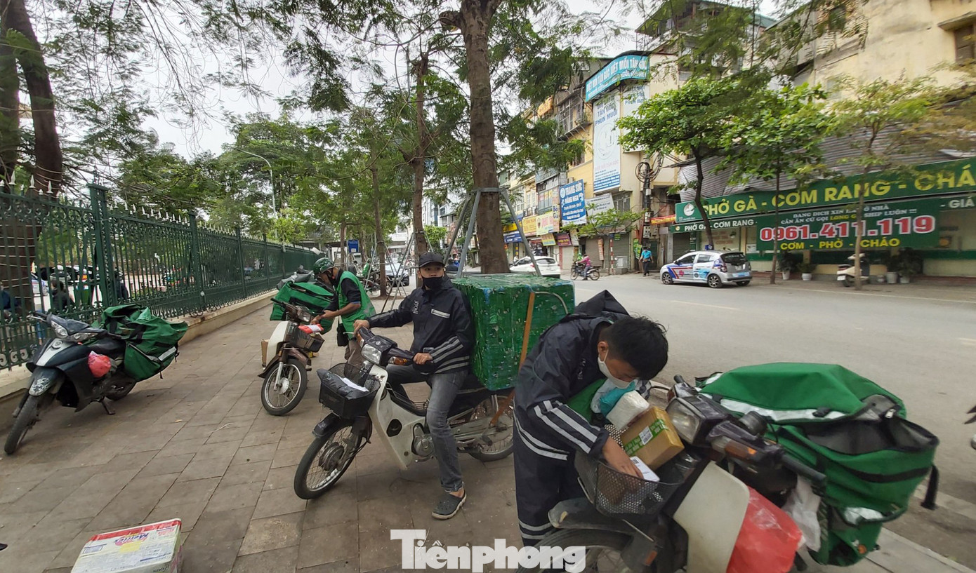 Shipper vừa giao hàng vừa nơm nớp lo nhiễm COVID-19 ảnh 1