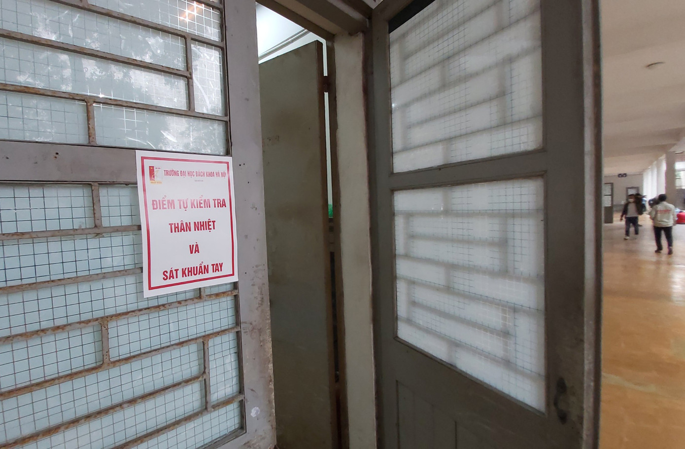 Đủ 'chiêu' phòng dịch ngày đầu tiên sinh viên Hà Nội trở lại giảng đường ảnh 4