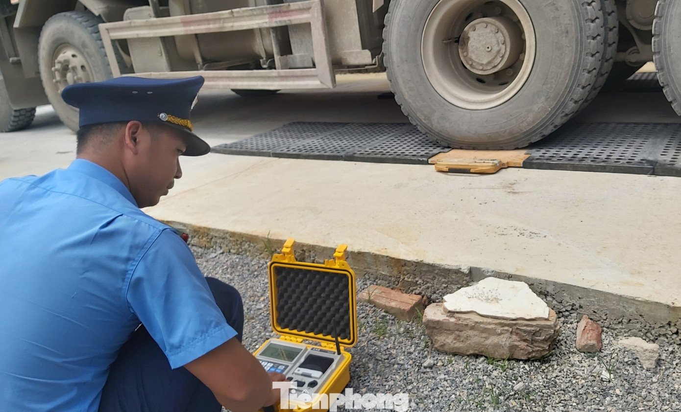 Xử phạt nhiều xe quá tải, cơi nới thùng tàn phá đê sông Hồng ảnh 7