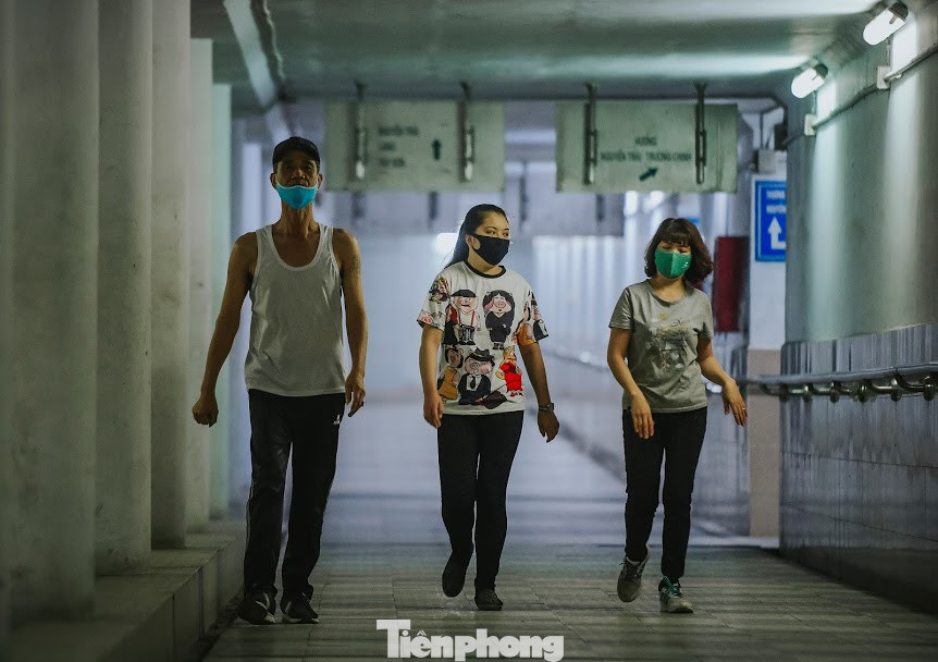 Người dân Thủ đô xuống hầm đi bộ tập thể dục trong mùa COVID-19 ảnh 4