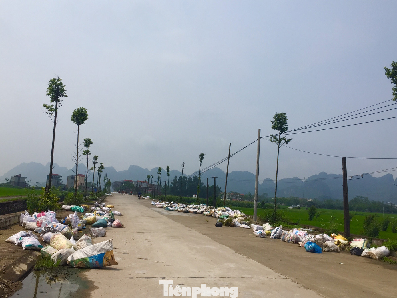 Hà Nội: Rác thải chất đống trên đường làng, kênh mương ở Mỹ Đức ảnh 3