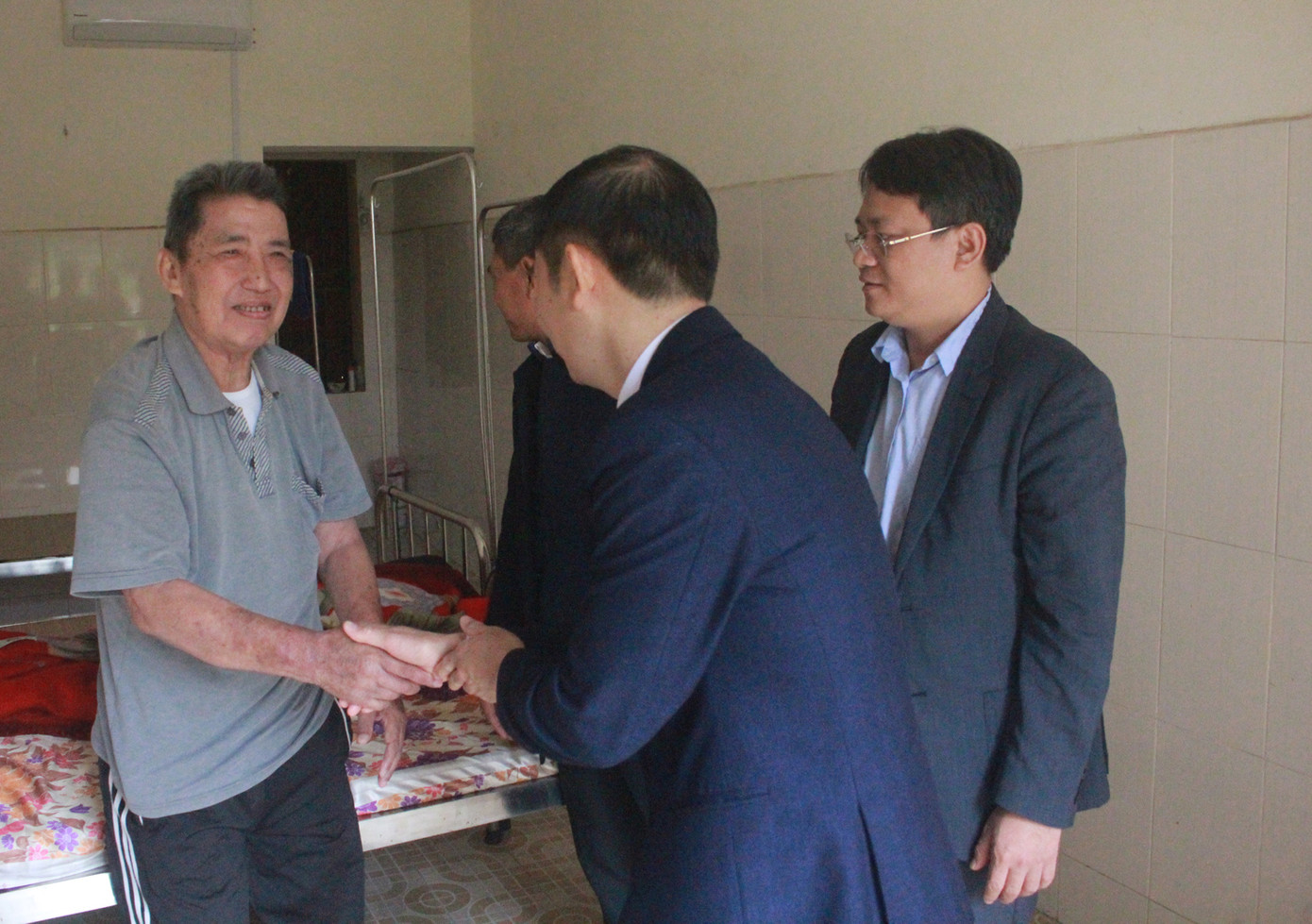 Chúc Tết, trao quà cho thương, bệnh binh tại Ninh Bình và Thái Bình ảnh 7