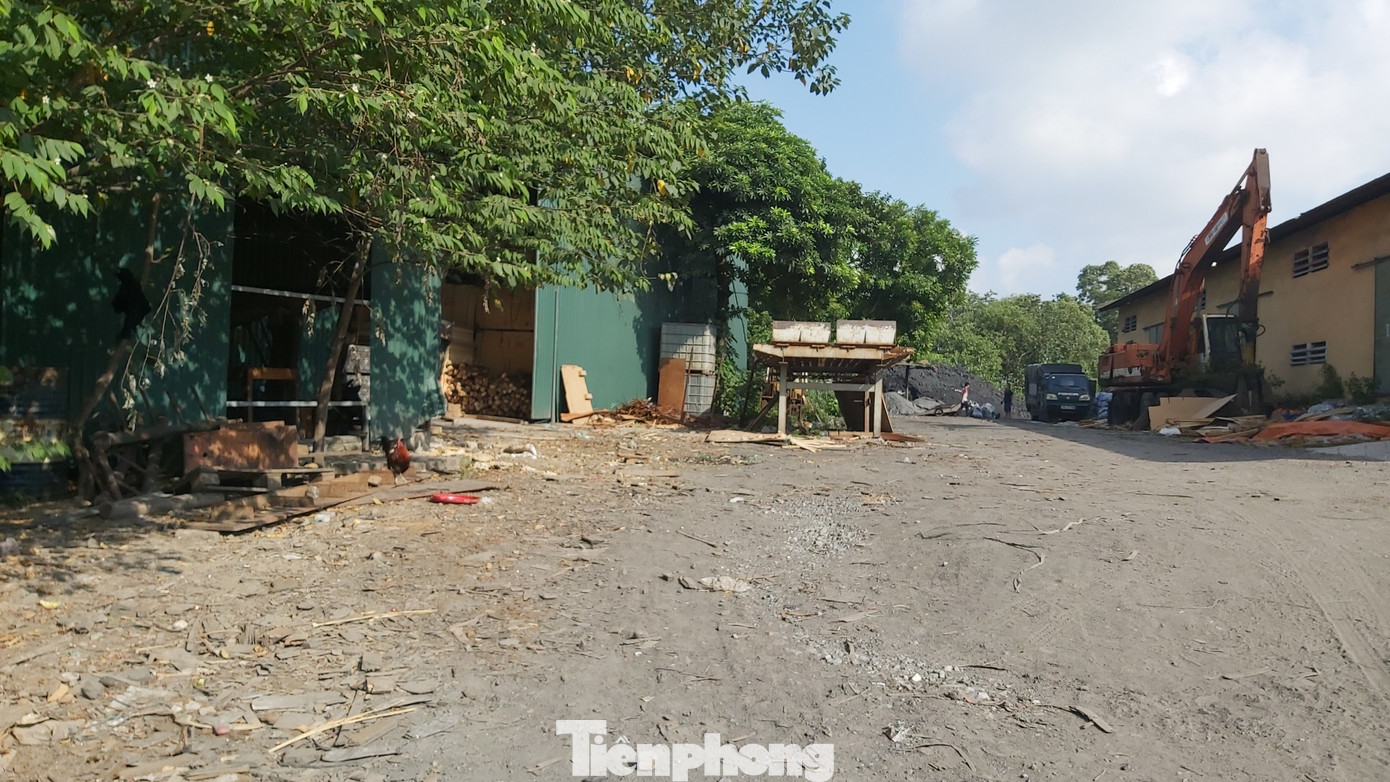 Cận cảnh nhà xưởng 'nhảy dù' dày đặc xuống đất ruộng ngoại thành Hà Nội ảnh 6