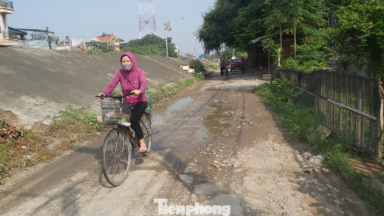 Đường Thủ đô lầy lội giữa ngày nắng, dân đổ gạch lấp 'ổ trâu' không xuể ảnh 3