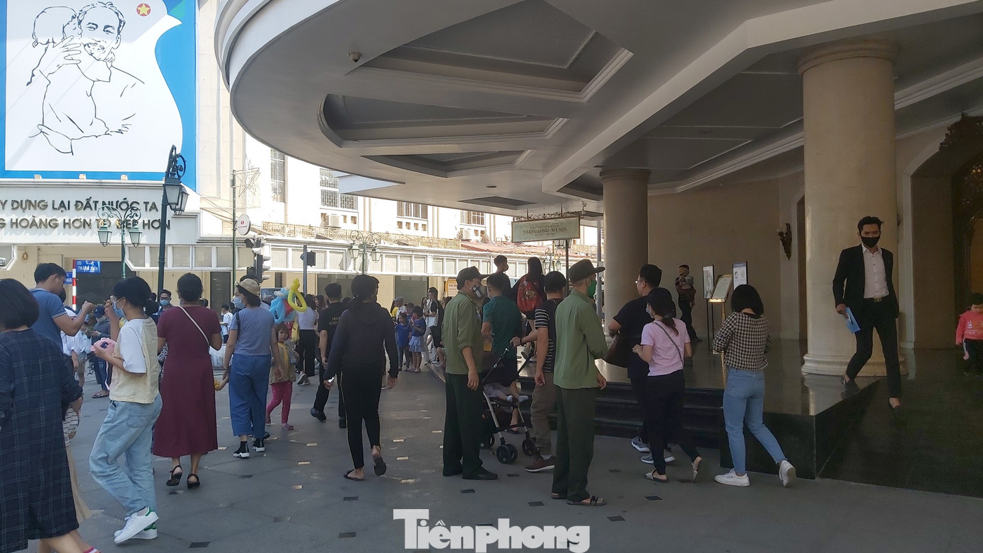 Khẩu trang dạo đắt hàng trên phố đi bộ Hồ Hoàn Kiếm ảnh 7