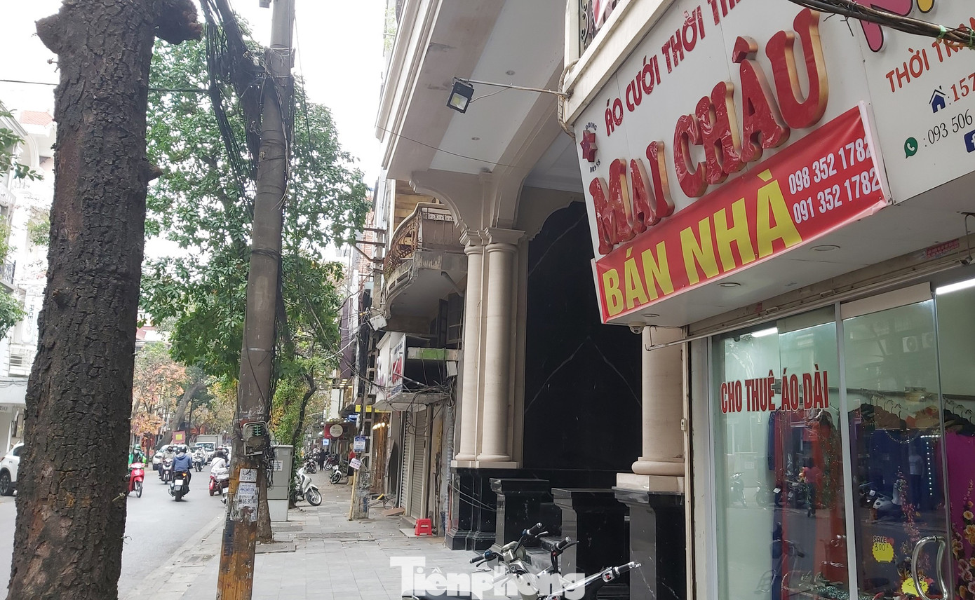 Hàng loạt khách sạn, cửa hàng Hà Nội treo biển cho thuê sau Tết ảnh 1