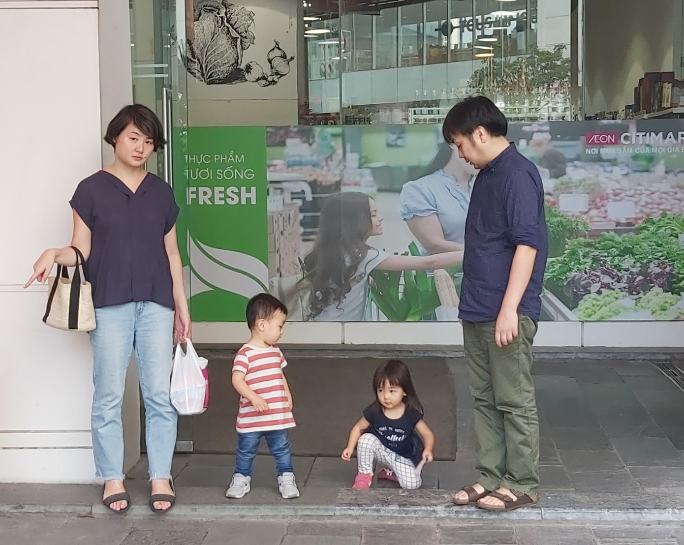 Người Hàn Quốc tại Hà Nội tích trữ thực phẩm, hạn chế đến nơi công cộng ảnh 9