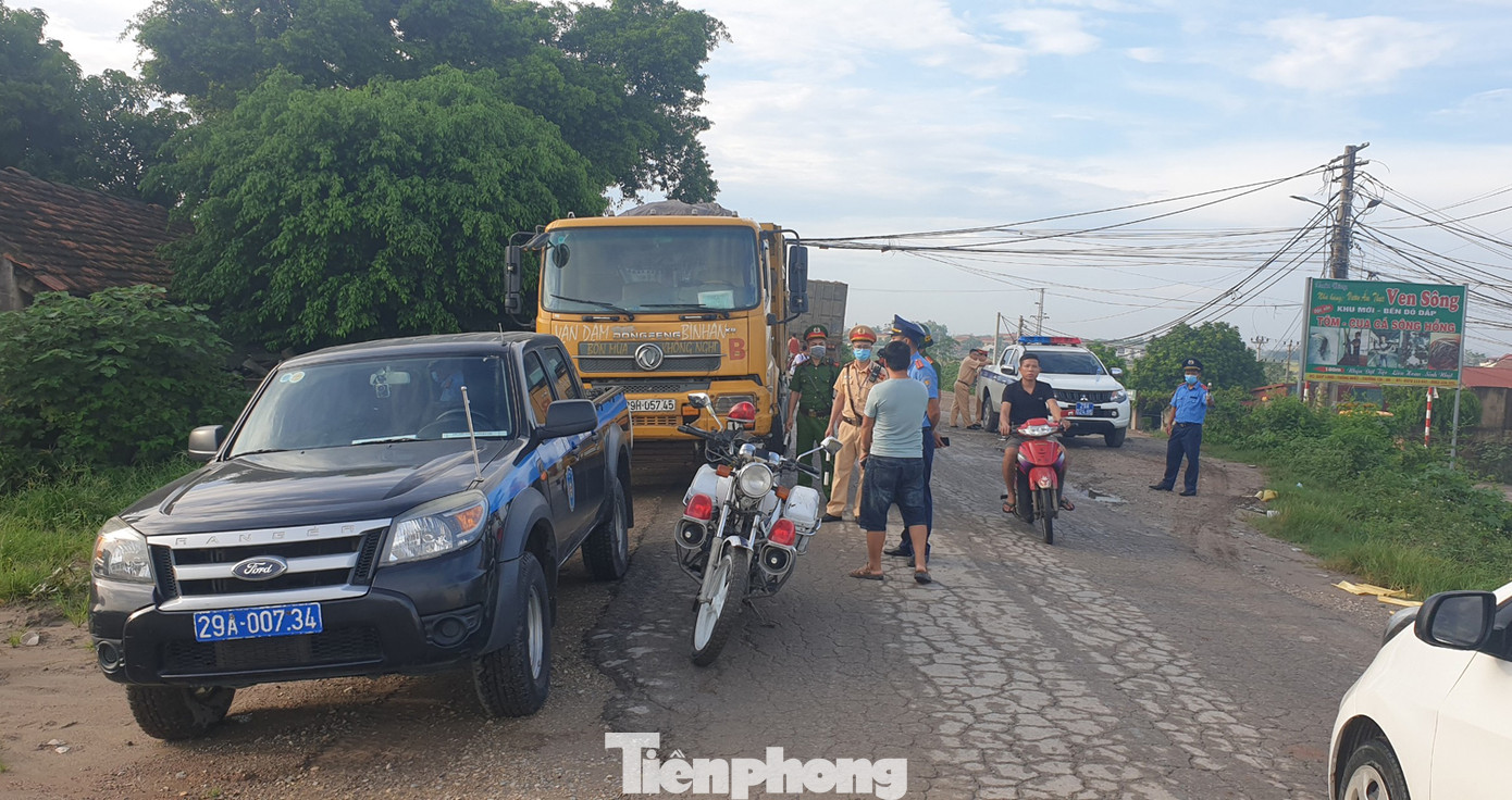 Xử phạt nhiều xe quá tải, cơi nới thùng tàn phá đê sông Hồng ảnh 2