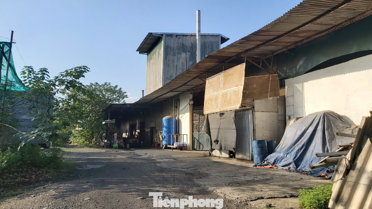 Cận cảnh nhà xưởng ô nhiễm bủa vây trường học, khu dân cư ở Hà Nội ảnh 3