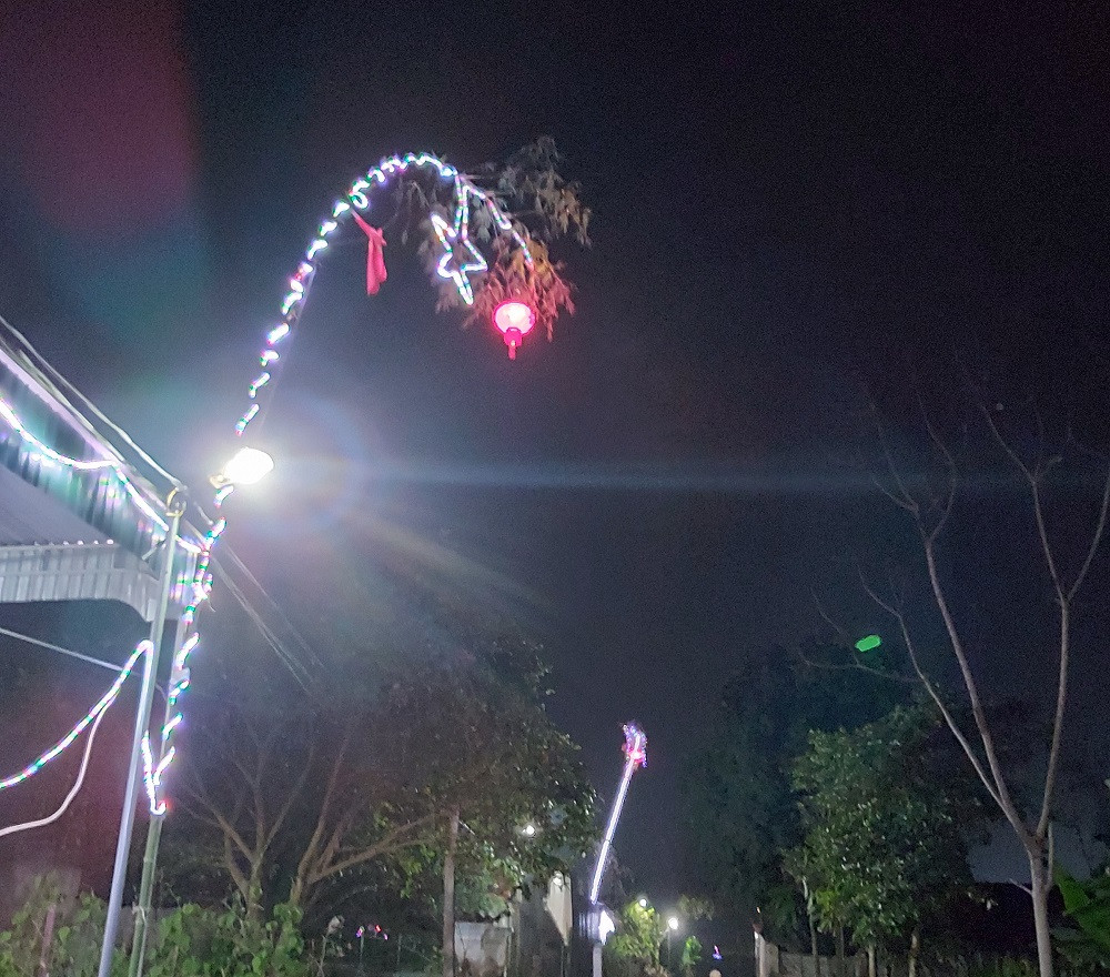 Độc đáo cách đón Tết bằng cây nêu rực rỡ trên các cung đường tại Nghệ An ảnh 5