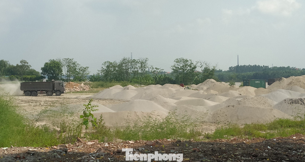 Nhan nhản trạm bê tông, bãi cát trái phép ở đoạn đê sông Hồng bị cày nát ảnh 6