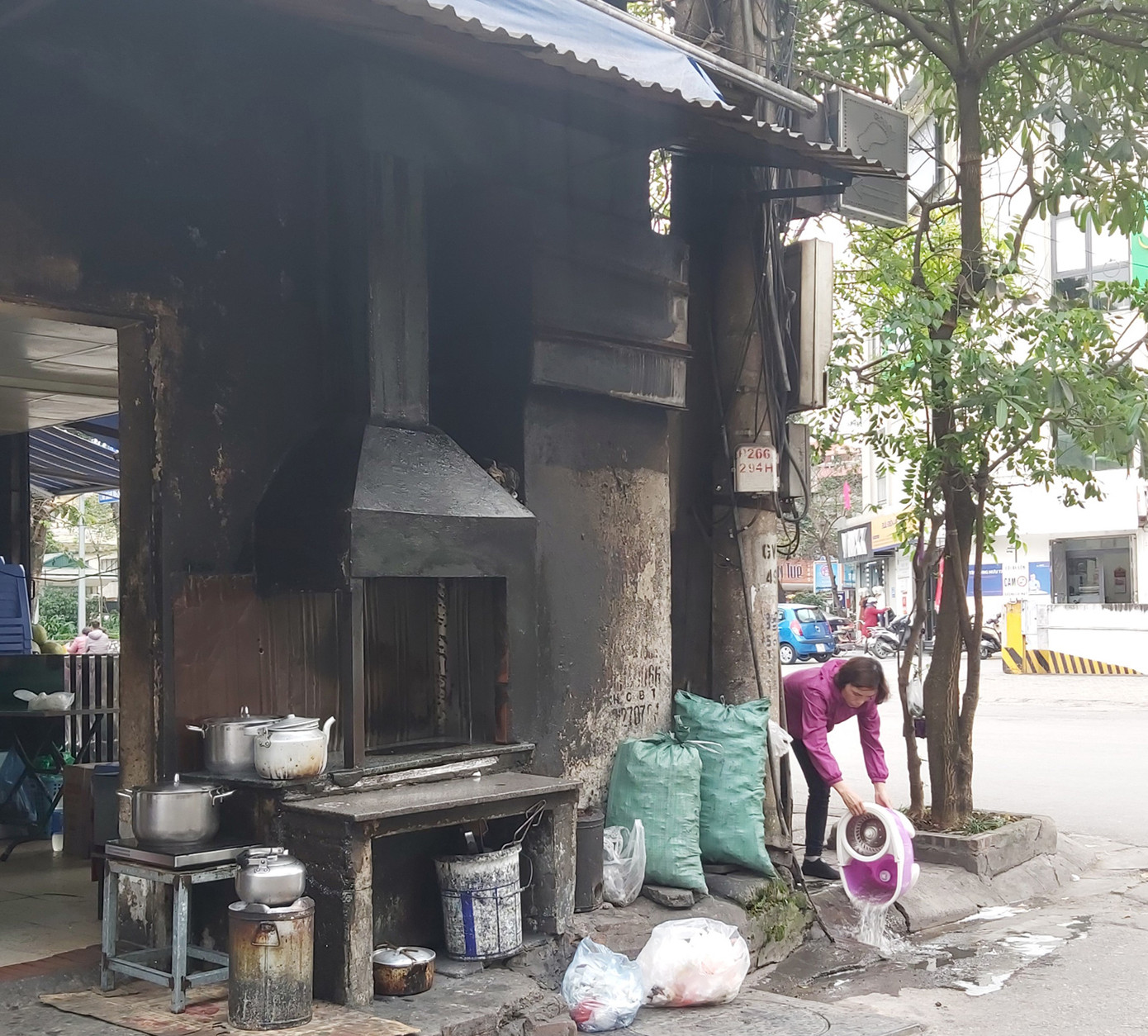 Người dân Thủ đô bức bối, ngột ngạt vì quán ăn dùng bếp than tổ ong ảnh 9