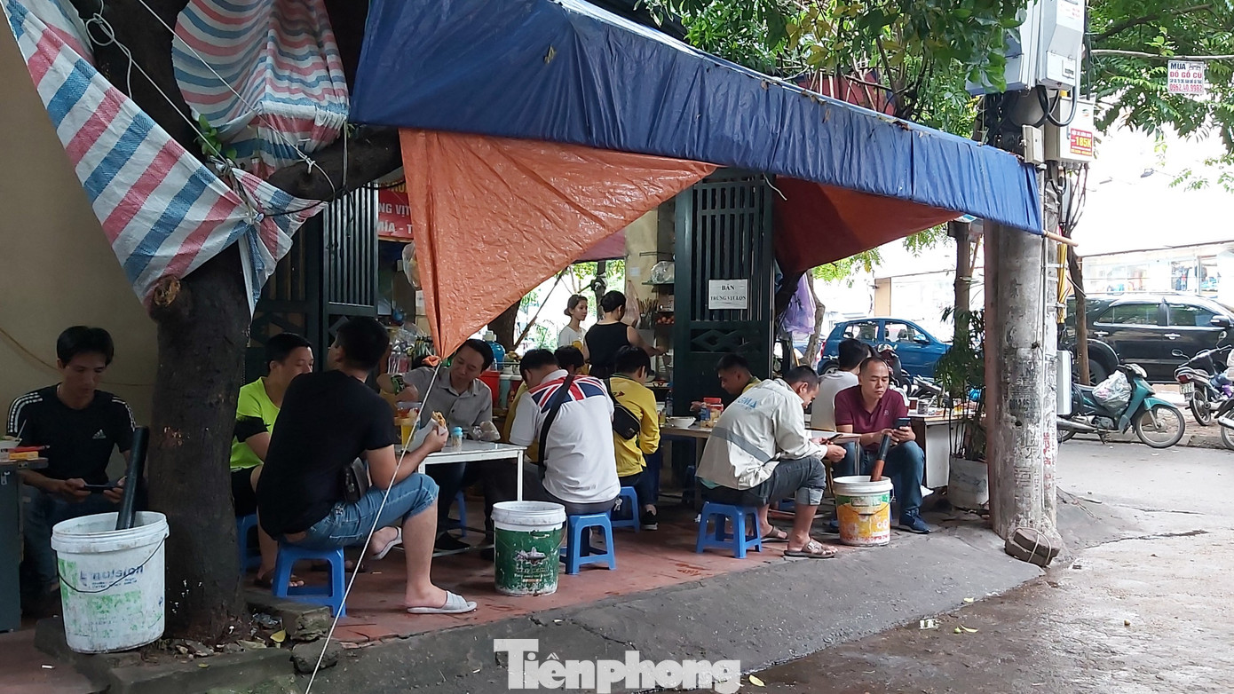 Công an Cầu Giấy phản hồi việc các quán trà đá vẫn sôi động trong mùa dịch ảnh 1