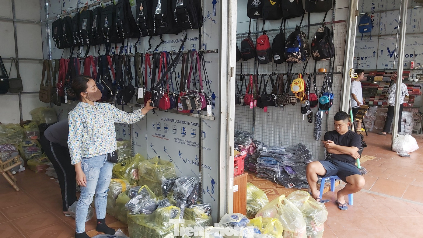 Tiểu thương chợ quần áo lớn nhất Hà Nội ngóng khách sau giãn cách xã hội ảnh 5