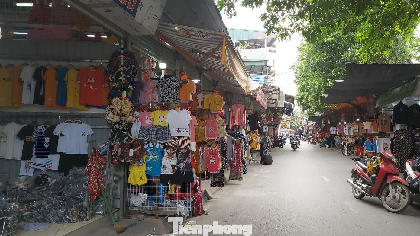 Tiểu thương chợ quần áo lớn nhất Hà Nội ngóng khách sau giãn cách xã hội ảnh 1
