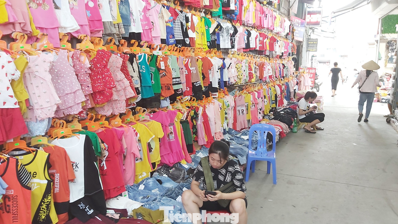 Tiểu thương chợ quần áo lớn nhất Hà Nội ngóng khách sau giãn cách xã hội ảnh 8