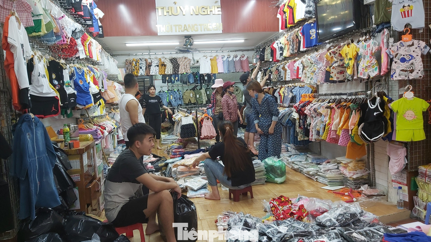 Tiểu thương chợ quần áo lớn nhất Hà Nội ngóng khách sau giãn cách xã hội ảnh 9