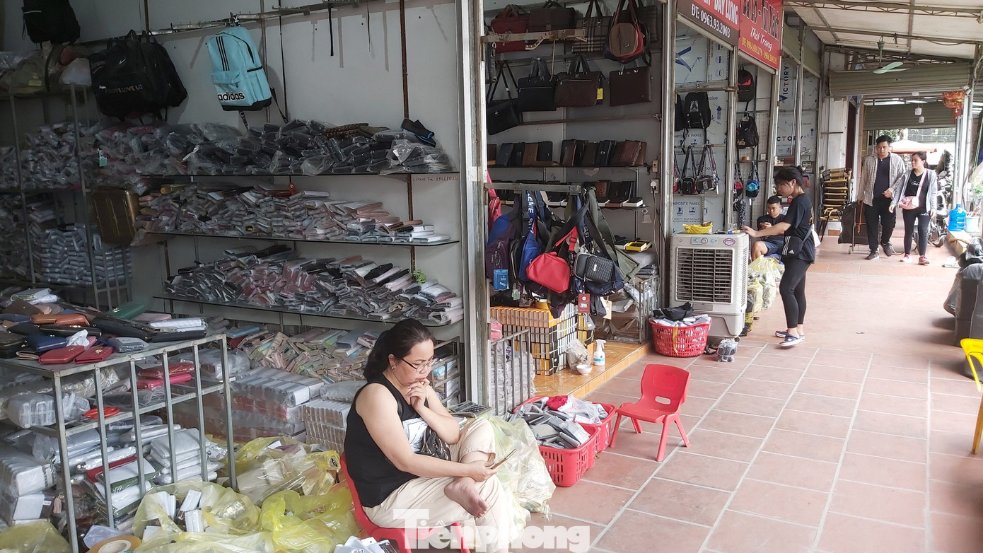 Tiểu thương chợ quần áo lớn nhất Hà Nội ngóng khách sau giãn cách xã hội ảnh 7