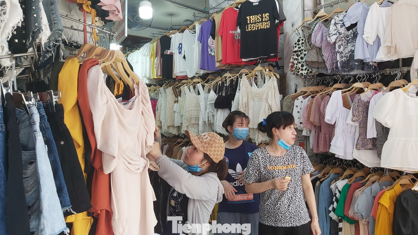 Tiểu thương chợ quần áo lớn nhất Hà Nội ngóng khách sau giãn cách xã hội ảnh 3