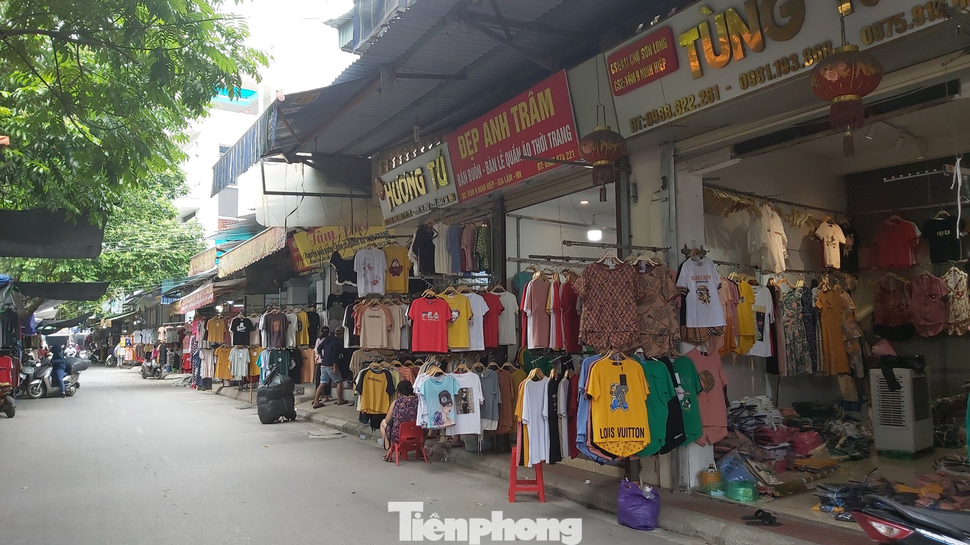Tiểu thương chợ quần áo lớn nhất Hà Nội ngóng khách sau giãn cách xã hội ảnh 2