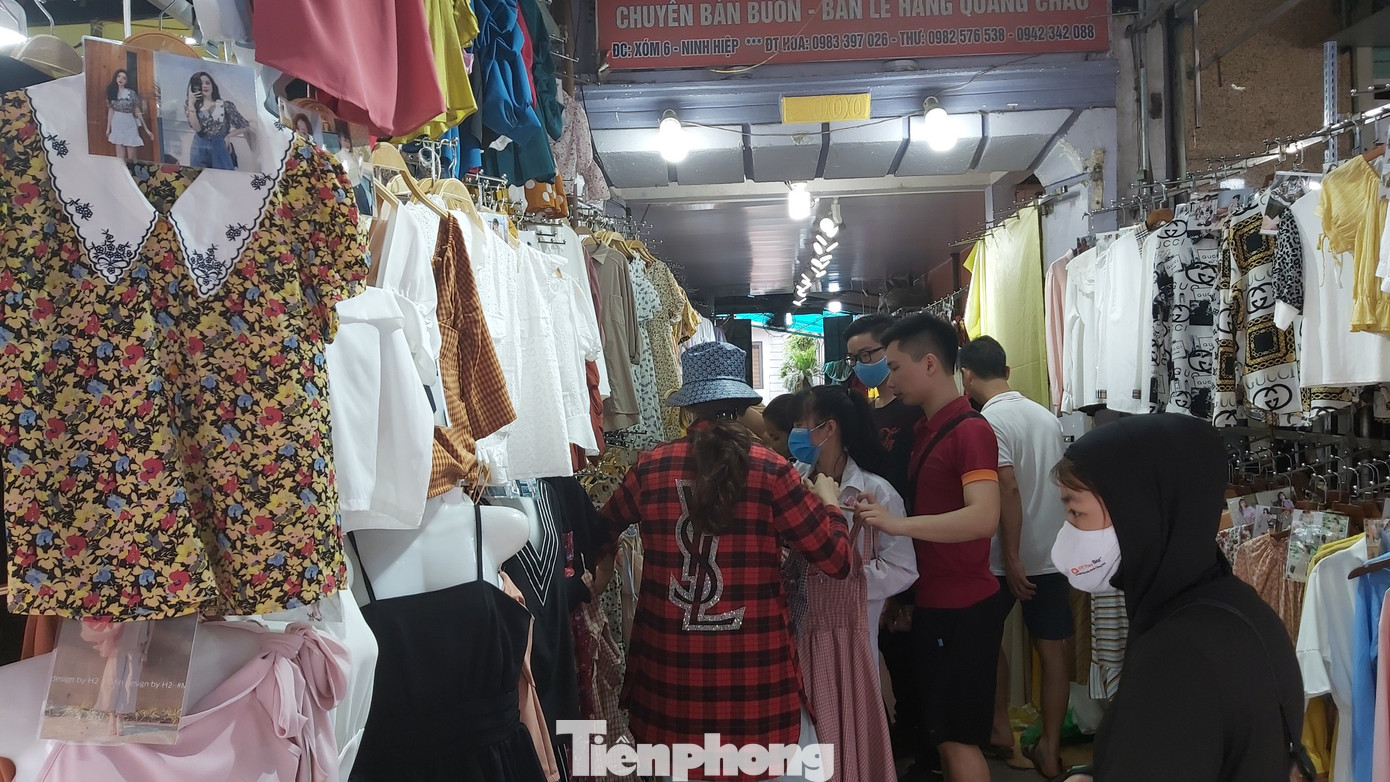 Tiểu thương chợ quần áo lớn nhất Hà Nội ngóng khách sau giãn cách xã hội ảnh 6