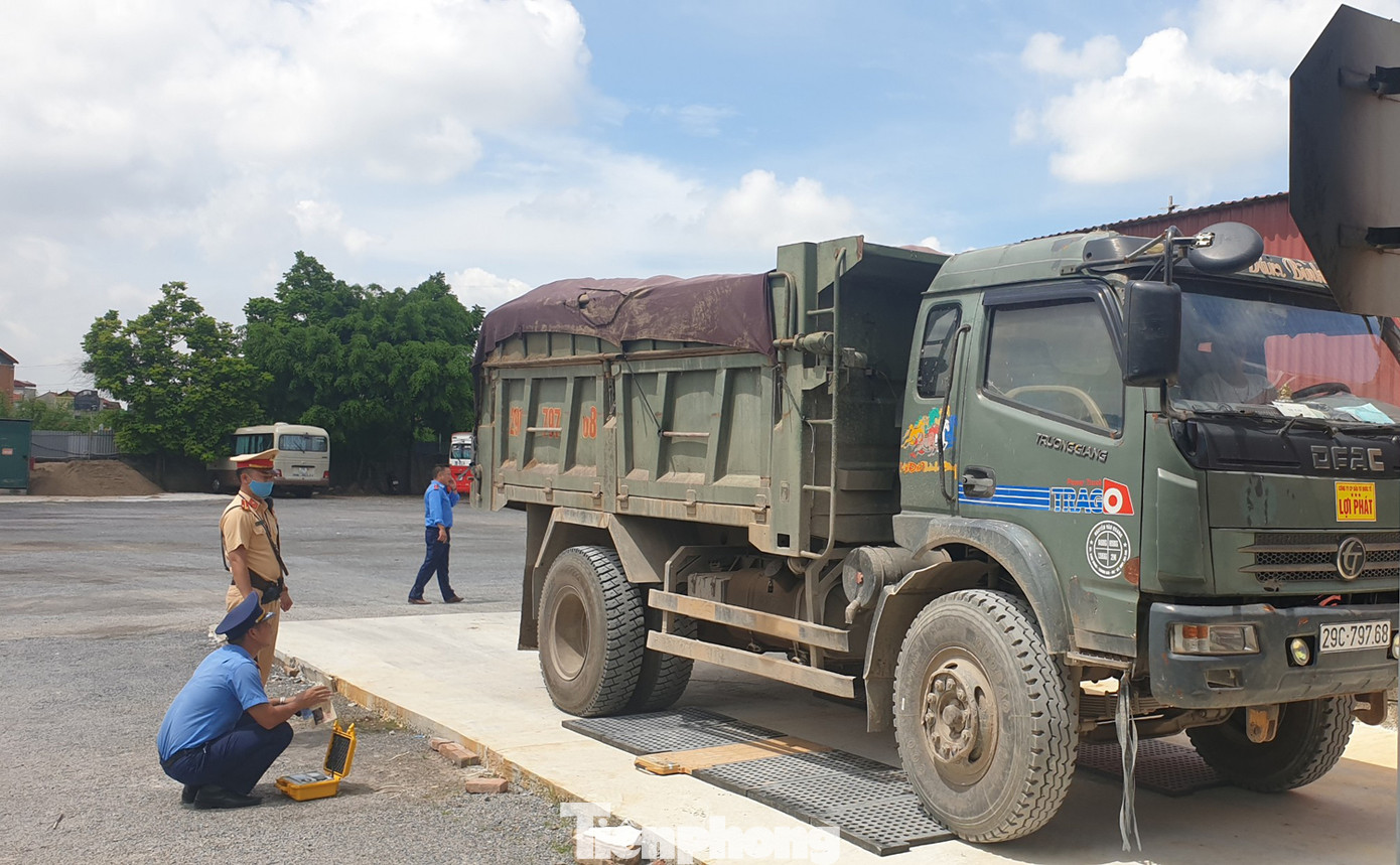 Xử phạt nhiều xe quá tải, cơi nới thùng tàn phá đê sông Hồng ảnh 8