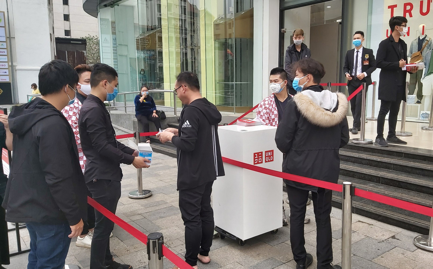 Bất chấp rủi ro dịch Covid 19, người dân vẫn xếp hàng mua đồ Uniqlo ảnh 3