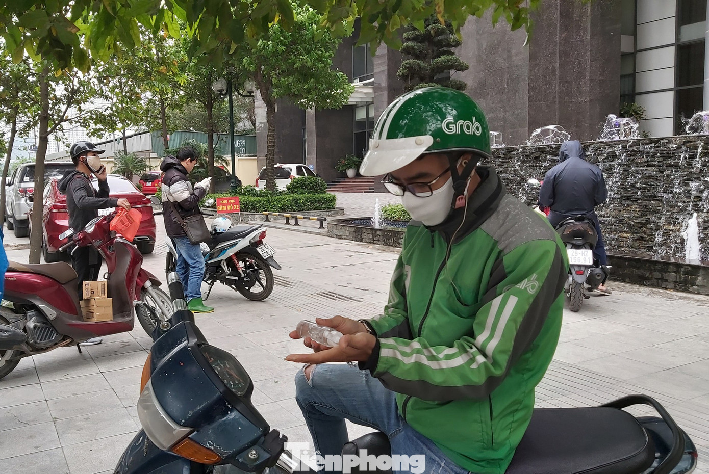 Shipper vừa giao hàng vừa nơm nớp lo nhiễm COVID-19 ảnh 7