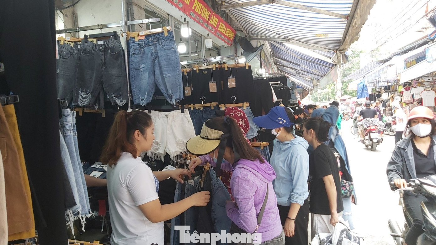 Tiểu thương chợ quần áo lớn nhất Hà Nội ngóng khách sau giãn cách xã hội ảnh 4